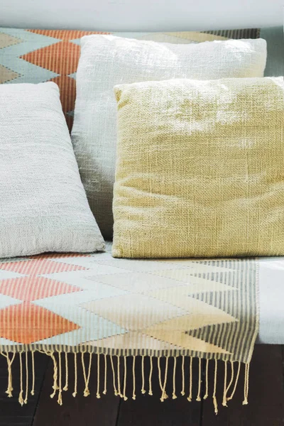 Винтажный диван с подушками — стоковое фото