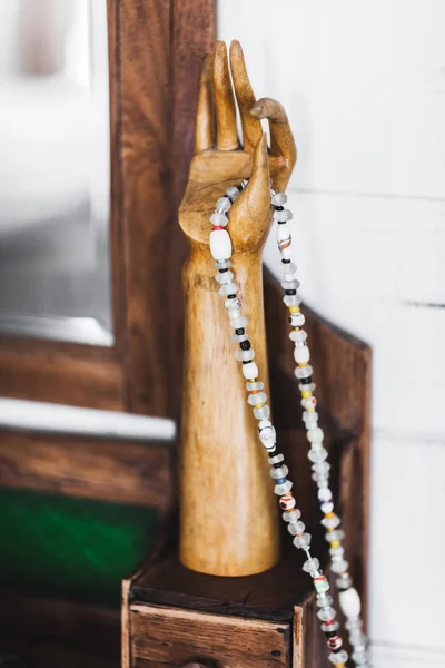 Ξύλινο χέρι σε στυλ Μπαλί — Φωτογραφία Αρχείου