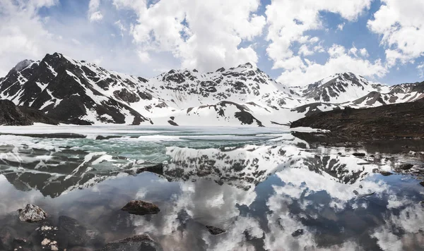 Kar zirveleri ile donmuş göl — Stok fotoğraf