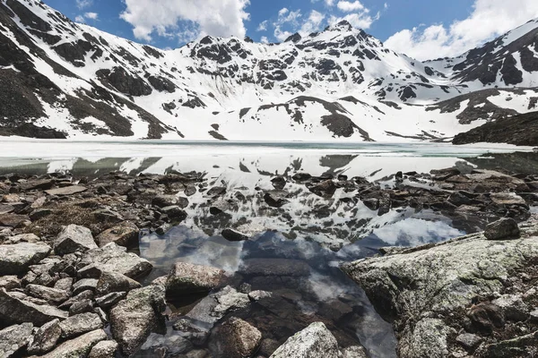 kar zirveleri ile donmuş göl