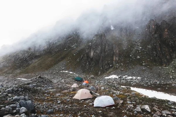 Camping z namiotów w górach — Zdjęcie stockowe