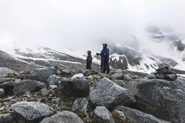 Dos viajeros en viaje de montaña . — Foto de Stock