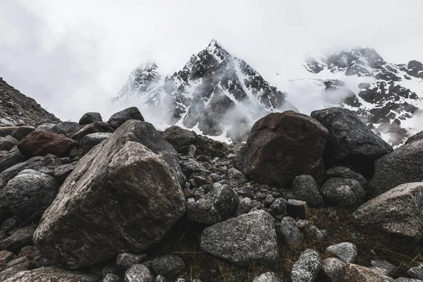 Paesaggio montano con rocce — Foto Stock
