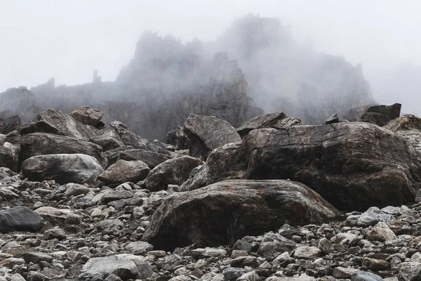 Berglandschap met rotsen Stockfoto