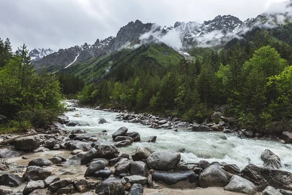 Річковий струмок у горах — стокове фото