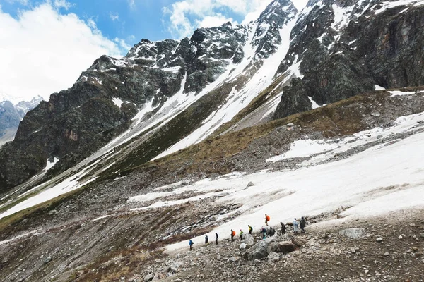 Turistas senderismo en las montañas — Foto de Stock