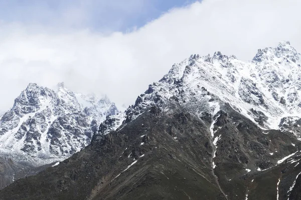 Picos nevados de montanhas — Fotografia de Stock