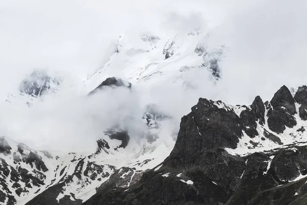 山の雪のピーク — ストック写真