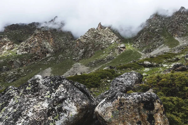 Krajobraz górski ze skałami — Zdjęcie stockowe
