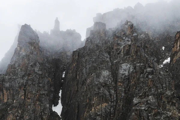 Kayalarla kaplı dağ manzarası — Stok fotoğraf