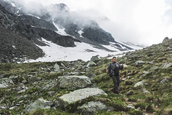 Homme randonnée en montagne — Photo