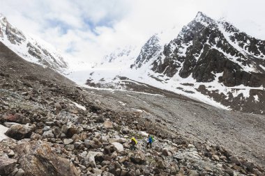 iki turist Elbrus bölgede hiking