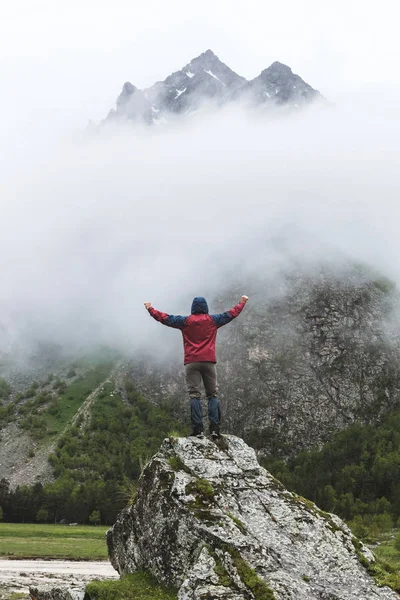 Hombre de pie sobre roca — Foto de Stock