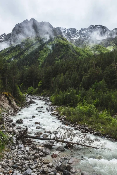 Rio chamativo que flui nas montanhas caucasianas — Fotografia de Stock