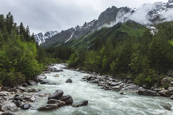 Кричущий річка, що протікає в кавказьких гір — стокове фото