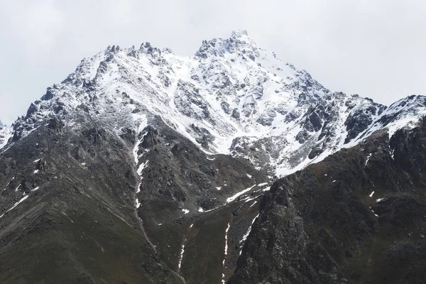 Сніжні вершини гір Кавказу — стокове фото