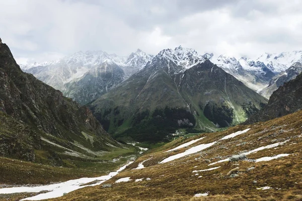 Picos nevados de montanhas do Cáucaso — Fotografia de Stock