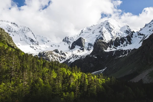 Picos nevados de montanhas do Cáucaso — Fotografia de Stock