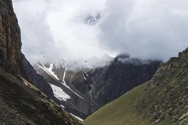 岩と霧のアルプスの景観 — ストック写真