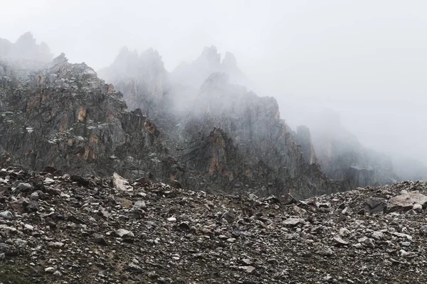 Alpejskie krajobrazy skał i mgła — Zdjęcie stockowe