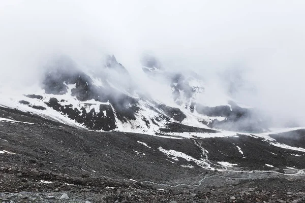 Paisagem alpina com neve e nevoeiro denso — Fotografia de Stock