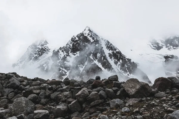 Alpine Landschaft mit Schnee und dichtem Nebel — Stockfoto