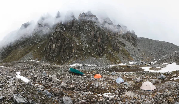 Camping with tents in winter mountains — Stock Photo, Image