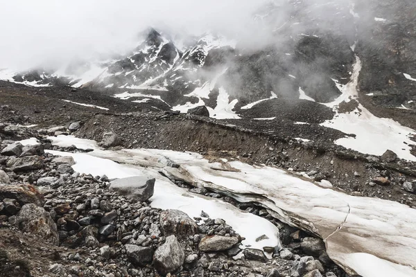 Paisaje alpino con nieve y niebla densa — Foto de Stock
