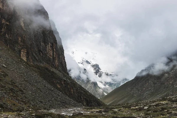 密な霧のアルプスの景観 — ストック写真