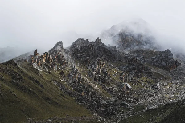 Paisagem alpina com nevoeiro denso — Fotografia de Stock