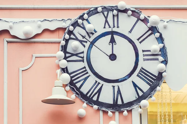 Reloj decorado con bolas para Navidad — Foto de Stock