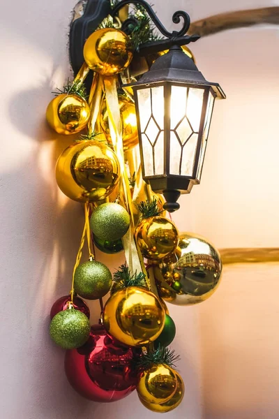 Lanterna de rua decorada para o Natal — Fotografia de Stock