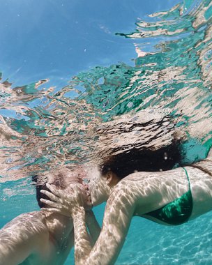 Çift mavi su altında öpüşme