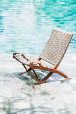 Rattan sandalye şezlong havuz başında katlama