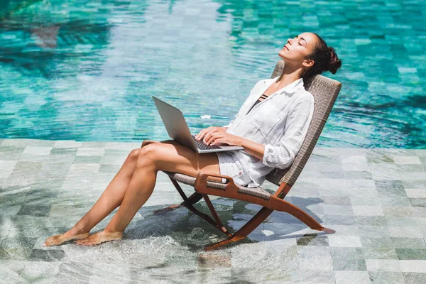 Mulher Trabalhando Com Laptop Por Piscina — Fotografia de Stock