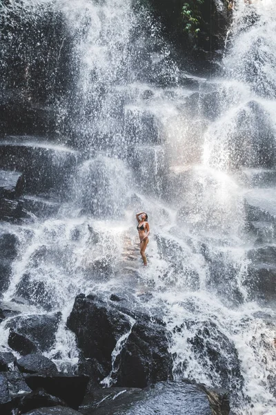 Mulher Sob Fluxo Cachoeira Grande Cascata Kanto Lampo Área Ubud — Fotografia de Stock