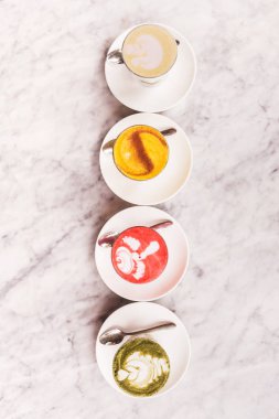 Dört farklı renkli latte kahve