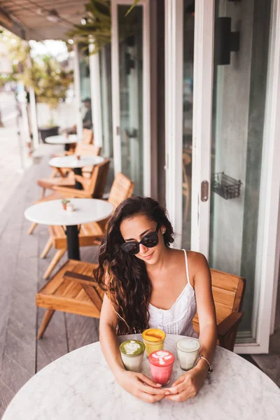 Γυναίκα με πολύχρωμα latte — Φωτογραφία Αρχείου