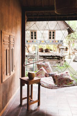 Hamak renkli yastıklar ve taze genç Hindistan cevizi ile ahşap masa. Ahşap ev hippi tarzı