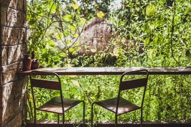 Bar sayacı ve Bahçe Manzaralı Bali ile iki sandalye
