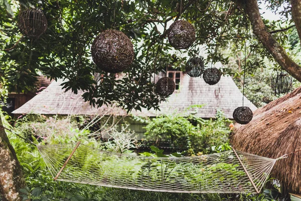 Hængekøje Grøn Have Med Vidjer Håndlavede Lamper Tropiske Bali Stil - Stock-foto