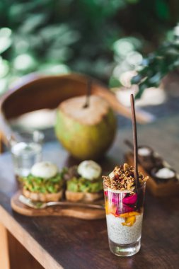 Sağlıklı lezzetli breakfast - chia puding taze meyve, granola ve avokado tost