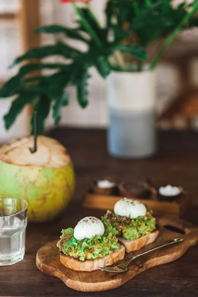Café Manhã Saboroso Orgânico Saudável Abacate Torrada Com Ovos Escalfados — Fotografia de Stock
