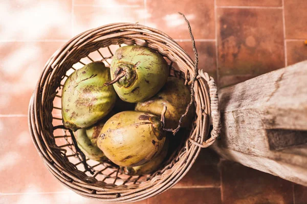 Cesta Mimbre Con Cocos Jóvenes Verdes Frescos Vista Desde Arriba —  Fotos de Stock