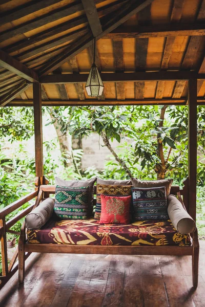 Drewniana Sofa Poduszkami Tarasie Pod Dachem Etnicznym Stylu Kolorowe Ozdoby — Zdjęcie stockowe