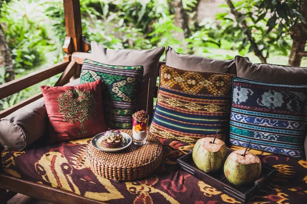 Café Manhã Sofá Com Travesseiros Coloridos Com Ornamentos Tradicionais Orientais — Fotografia de Stock