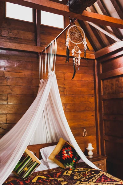 Хиппи Стиле Деревянный Номер Традиционной Кроватью Покрыты Красочным Одеялом Орнаментом — стоковое фото