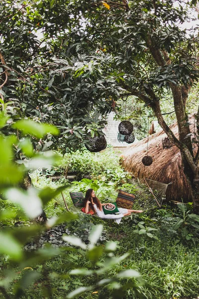 Kvinna Vit Klänning Avkopplande Hängande Hängmatta Bali Garden Rund Trä — Stockfoto