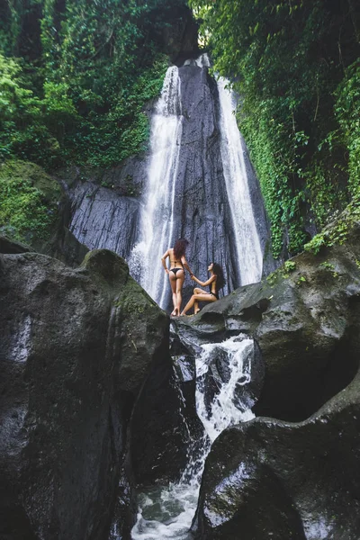 Dwie Kobiety Szczupłe Relaks Pobliżu Piękny Wodospad Bali Jungle Przygody — Zdjęcie stockowe