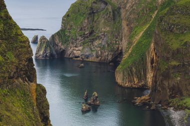 İzlanda 'daki Vestmannaeyjar Adası' nın inanılmaz kayalık kıyı şeridi. Hig.